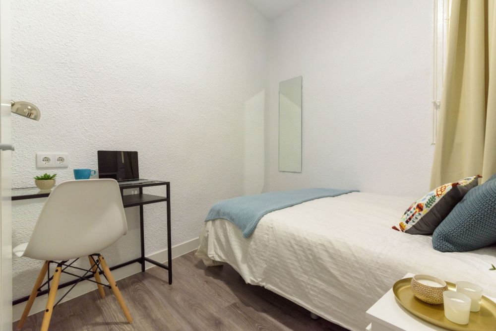 Charming double room in Ayala Street
