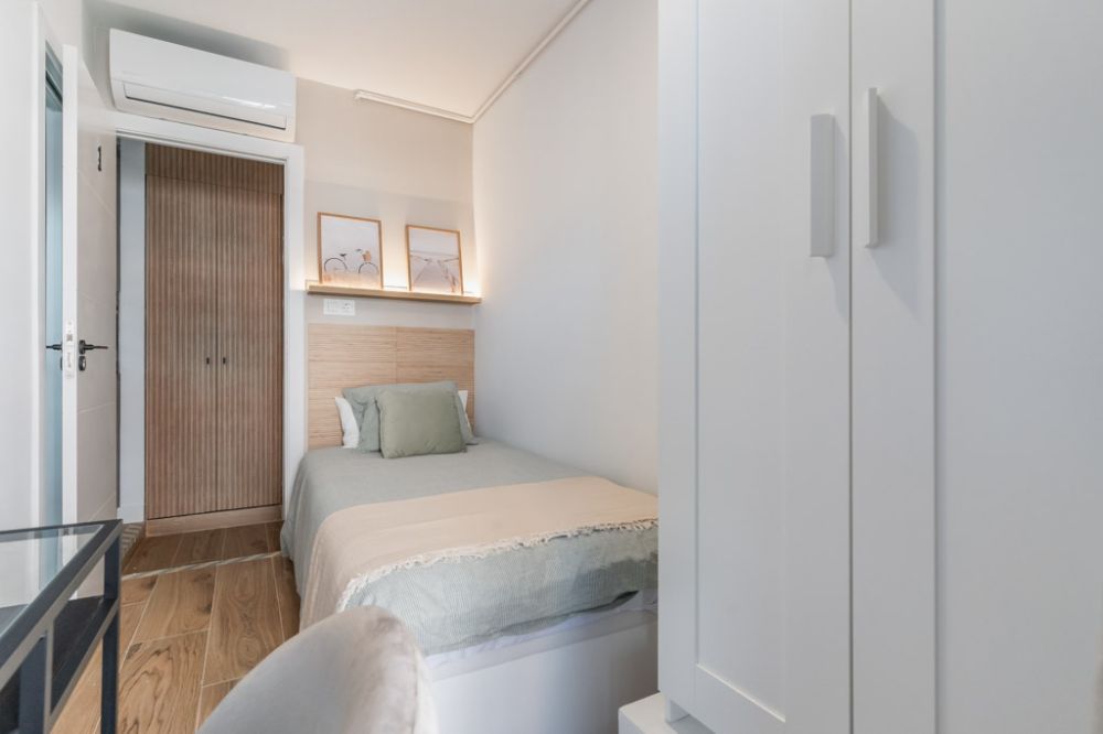 Room with private bathroom in Carabanchel
