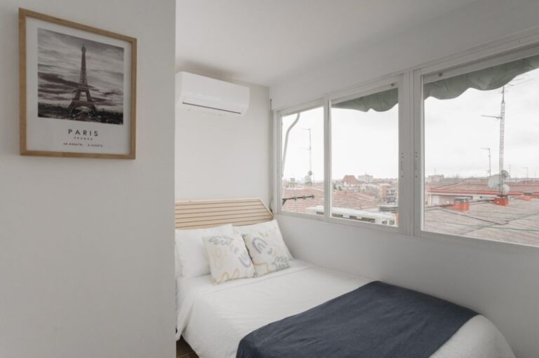 Bright room with private bathroom located in Carabanchel&nbsp;