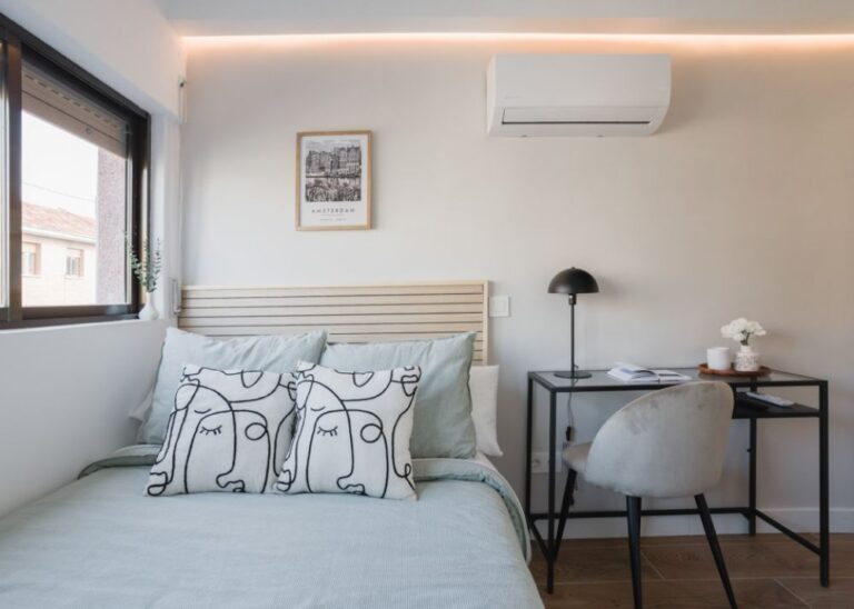 Spacious room with private bathroom located in Carabanchel