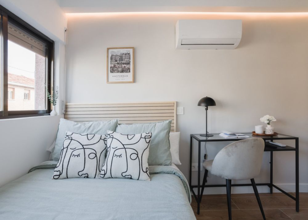 Spacious room with private bathroom located in Carabanchel