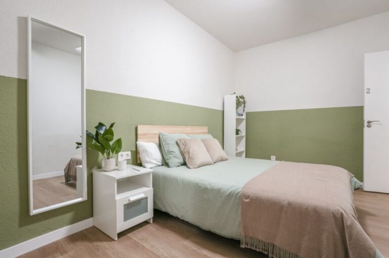 Room with double bed in Chamberí
