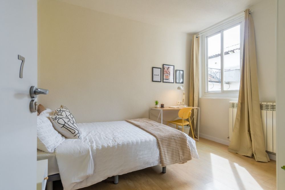 Nice double room 5 minutes away from Malasaña