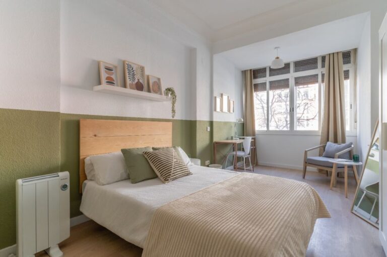 Wide room in Avenida Felipe II