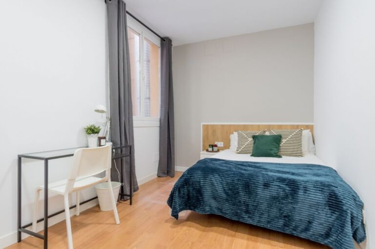 Large&nbsp;room in Alejandro González, Madrid
