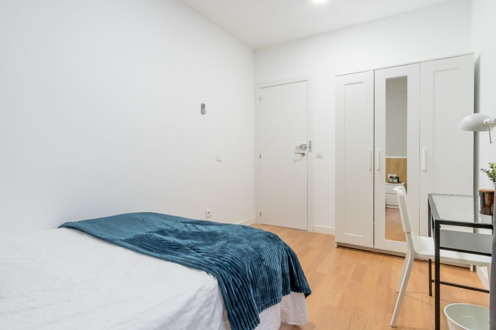 Large&nbsp;room in Alejandro González, Madrid