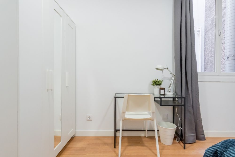 Large&nbsp;room in Alejandro González, Madrid