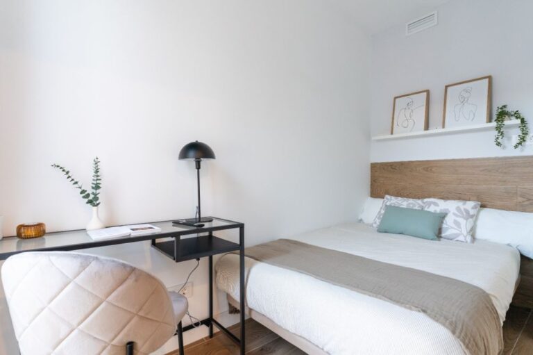 Charming room with private bathroom in Urgel