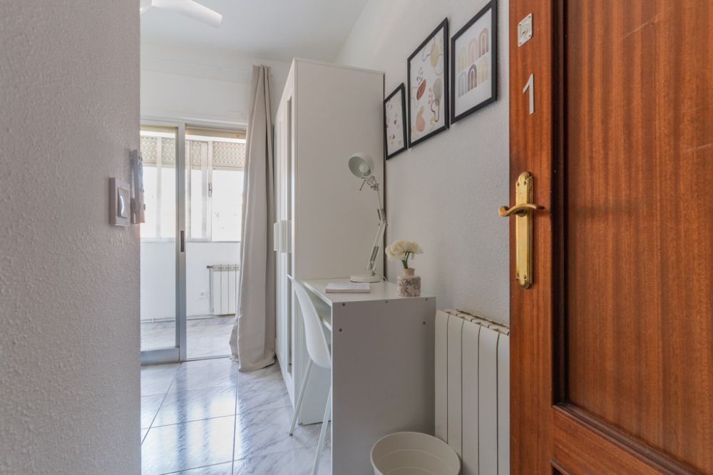 Bright room in Avenida San Luis