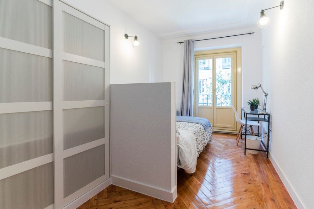 Room with balcony in Chueca