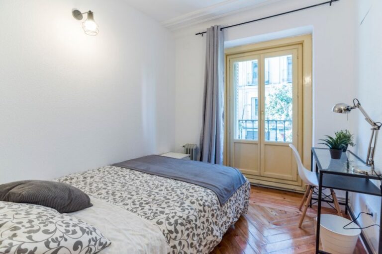 Room with balcony in Chueca