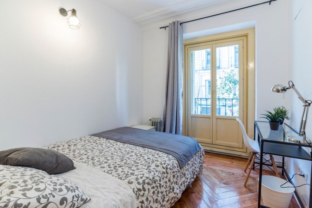 Room with balcony in Chueca