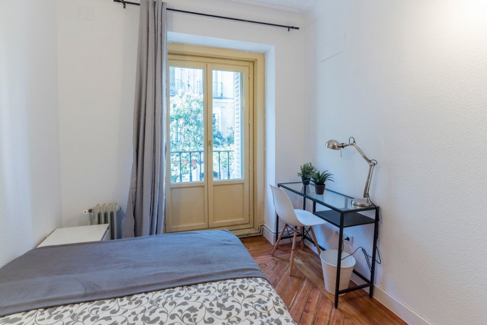 Room with balcony in Chueca