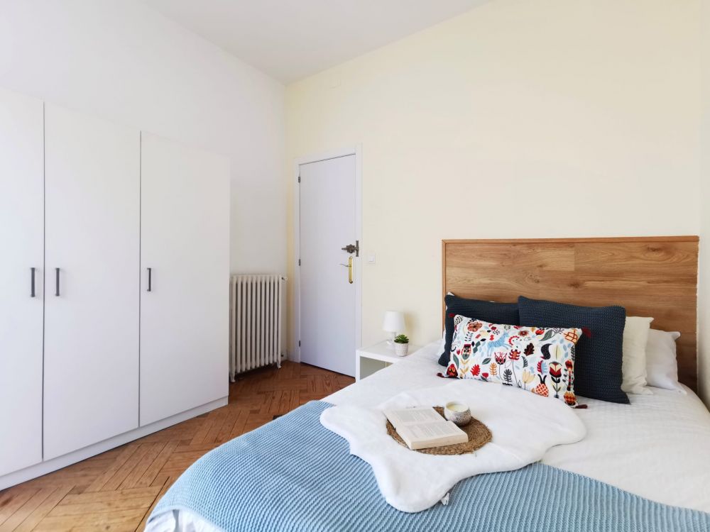 Comfortable room in La Latina