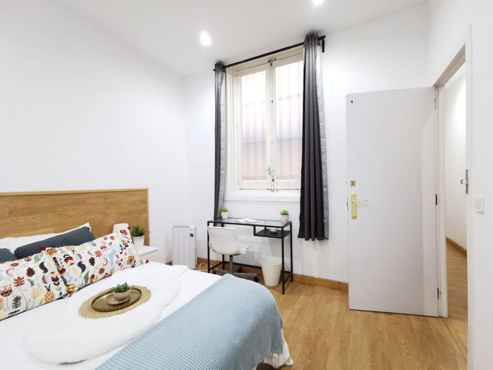 Spacious room in Bailén
