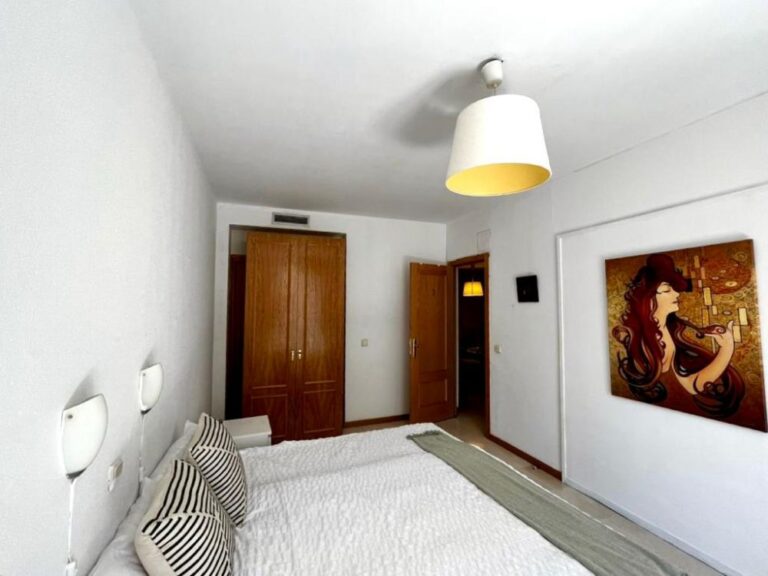 Shared room with private balcony in Bordadores