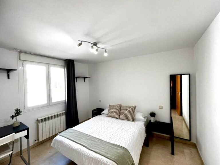 Room with private bathroom in Bordadores
