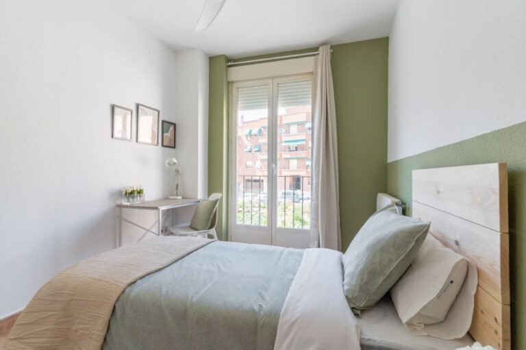 Single room with balcony in Cuatro Caminos
