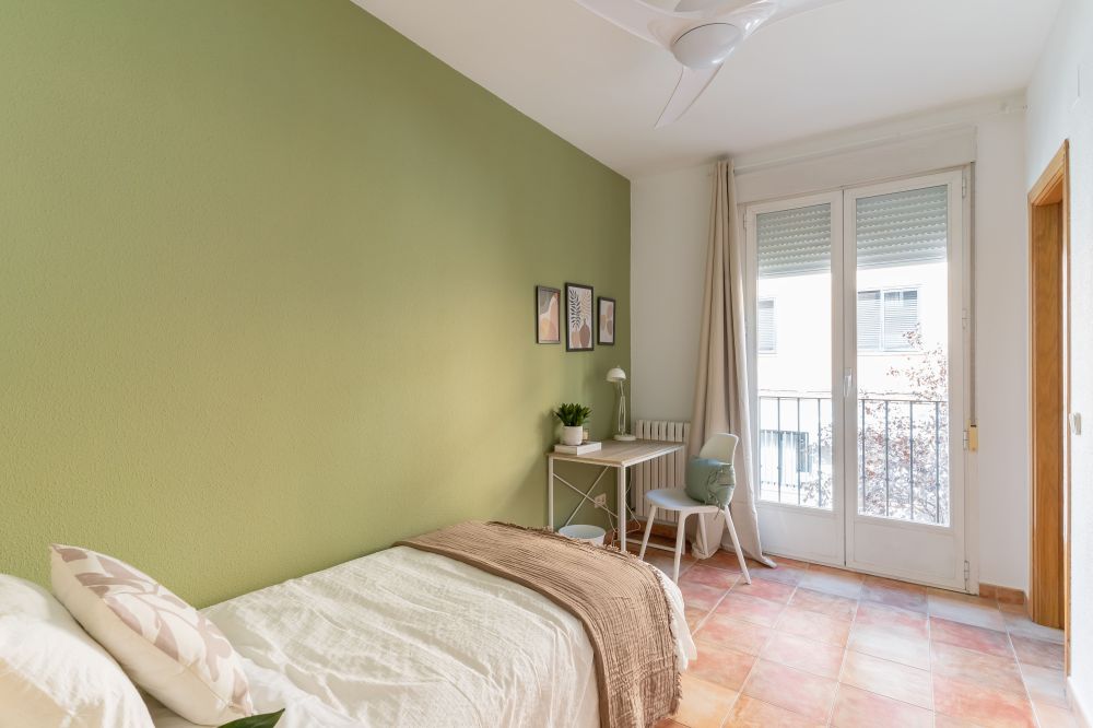 Cozy room with balcony in Cuatro Caminos