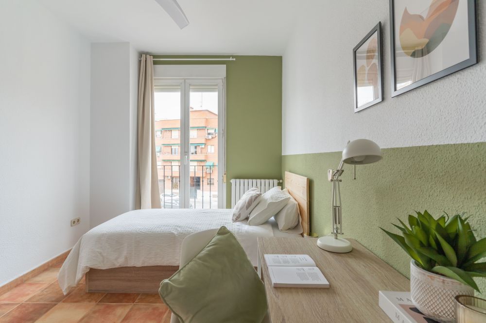 Cozy room with semi-private bathroom in Estrecho