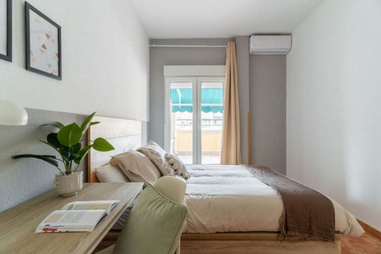 Air-conditioned room with terrace in Cuatro Caminos