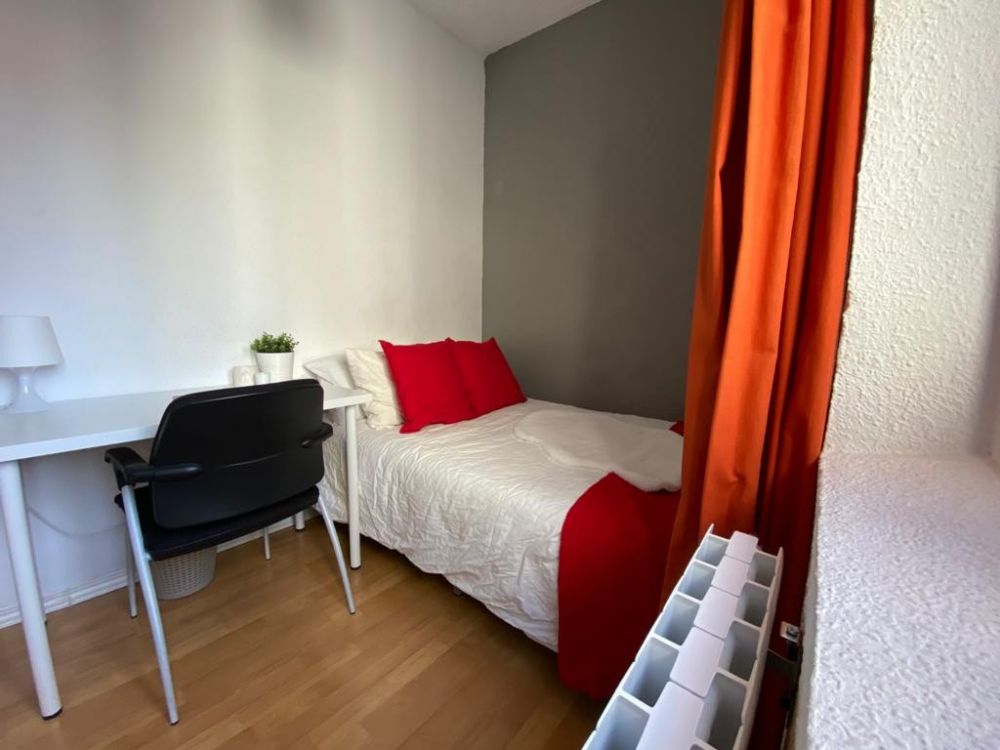 Beautiful single bedroom in Madrid
