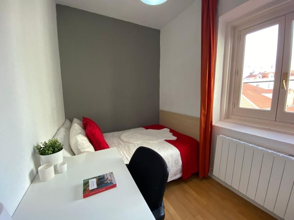 Beautiful single bedroom in Madrid