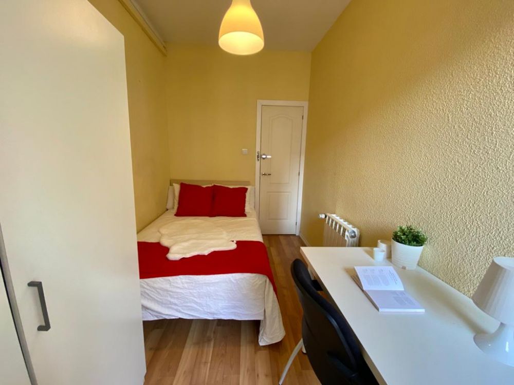 Cozy single room in Calle Conde de Aranda