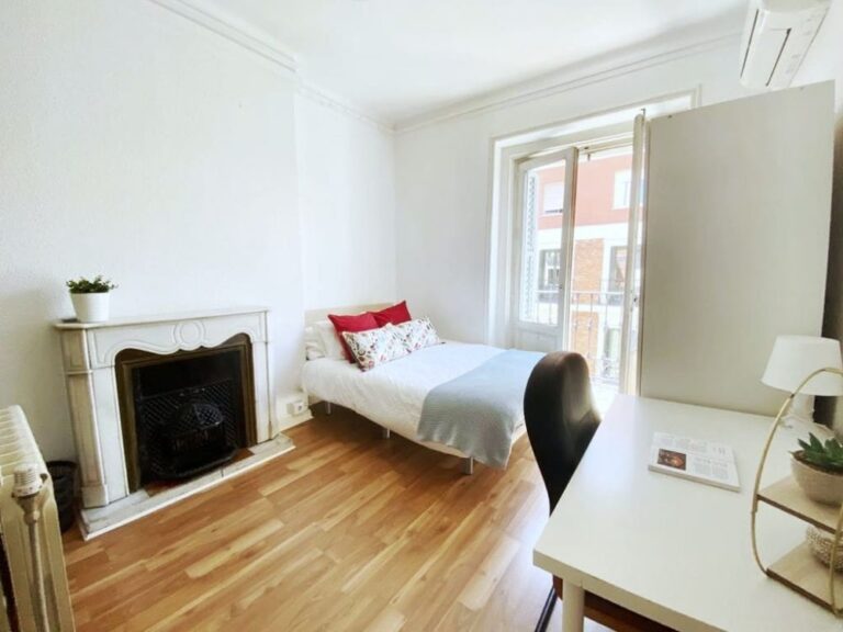 Big double bedroom in Madrid