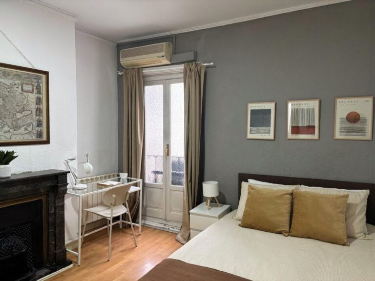 Spacious bedroom in Calle Conde de Aranda
