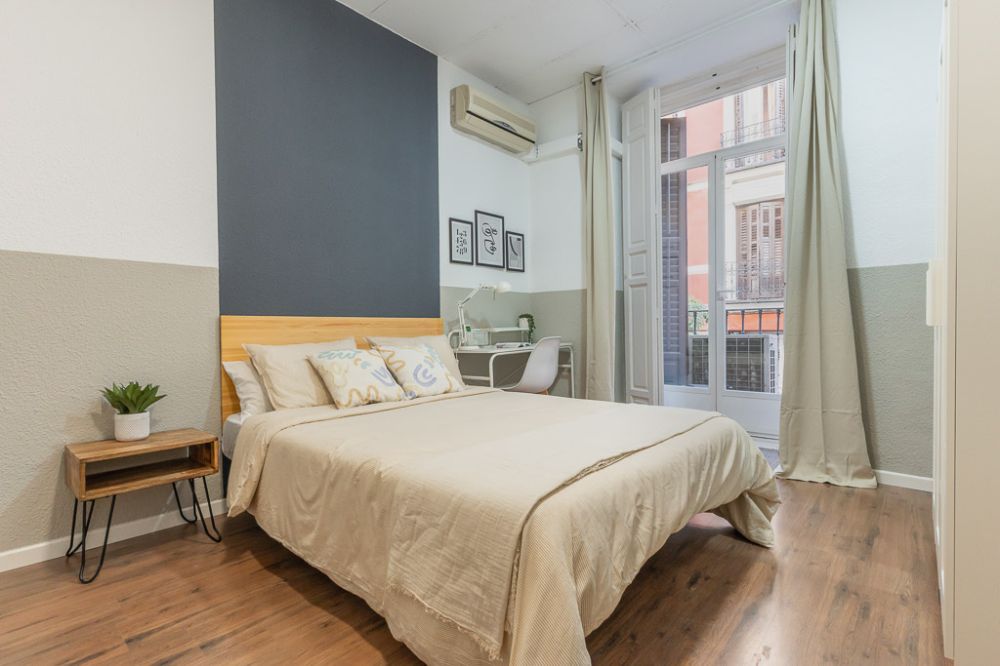 Room with balcony on Caños del Peral Street