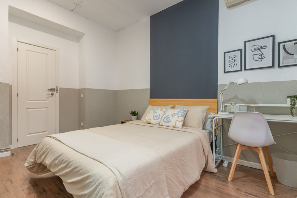 Room with balcony on Caños del Peral Street