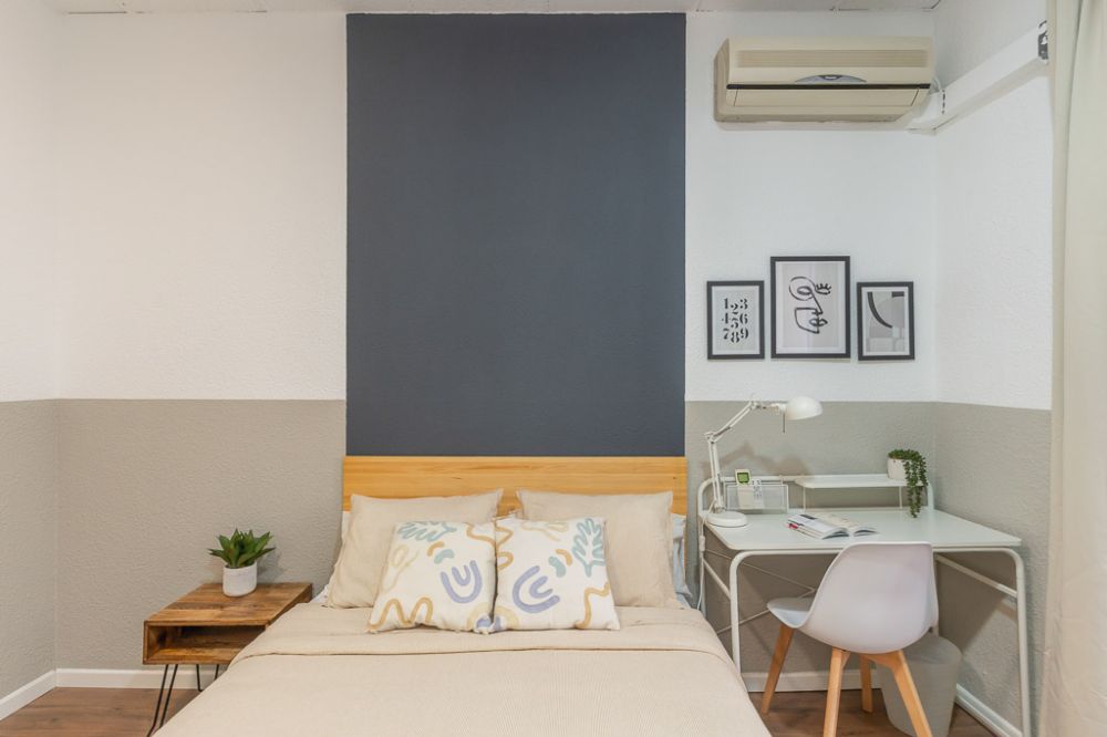 Room with balcony on Caños del Peral Street