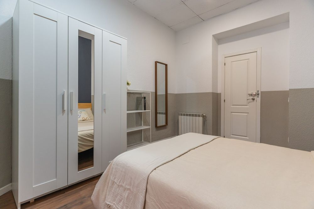 Room with balcony on Caños del Peral Street