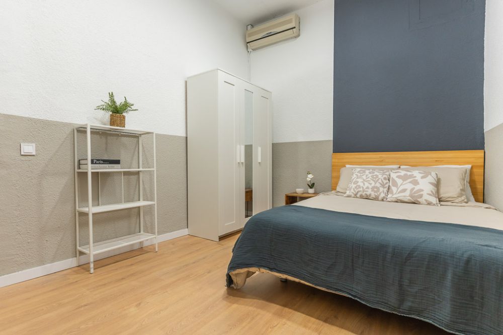 Magnificent room in Caños del Peral Street