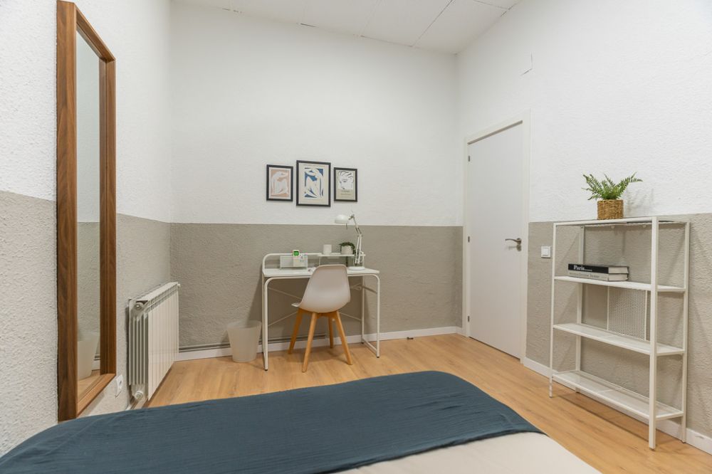 Magnificent room in Caños del Peral Street