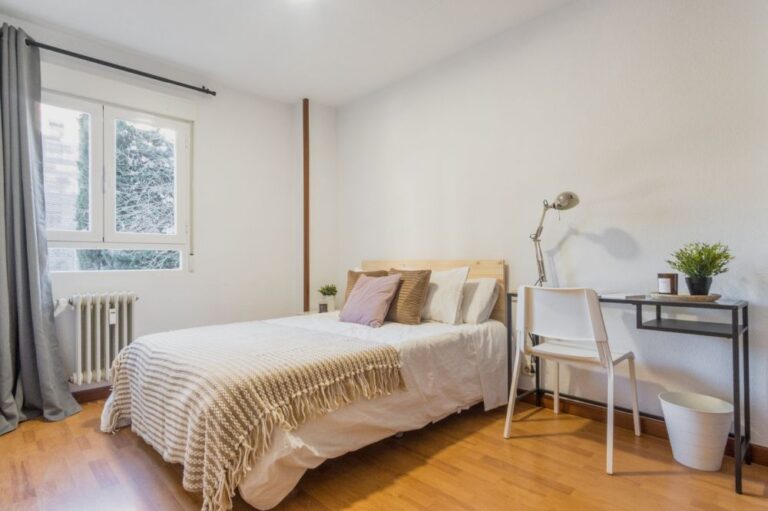 Charming double room in Camino de Vinateros
