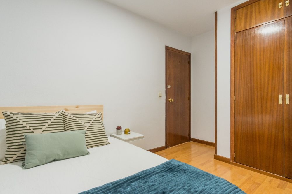 Spacious double room in Camino de Vinateros