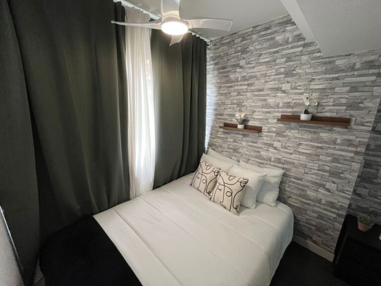 Bright room in Madrid Rio