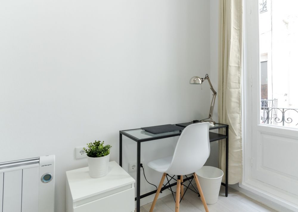 Well-equipped room in Fuencarral Street