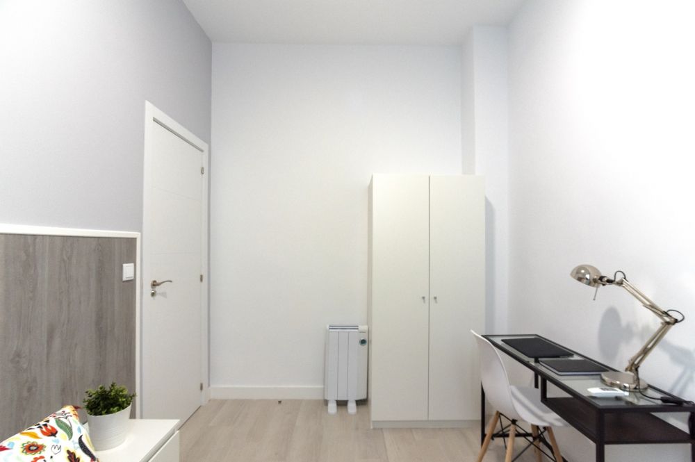 Beautiful modern room in Fuencarral