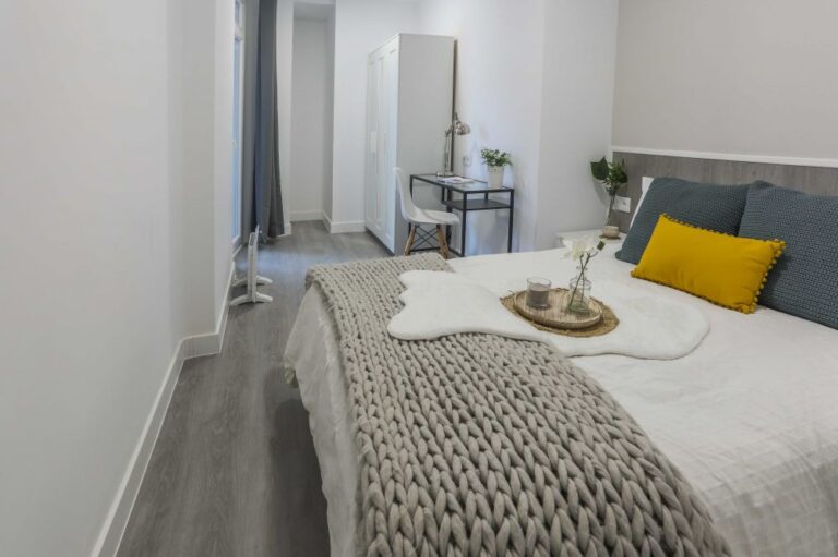 Room with double bed near the centre of Madrid