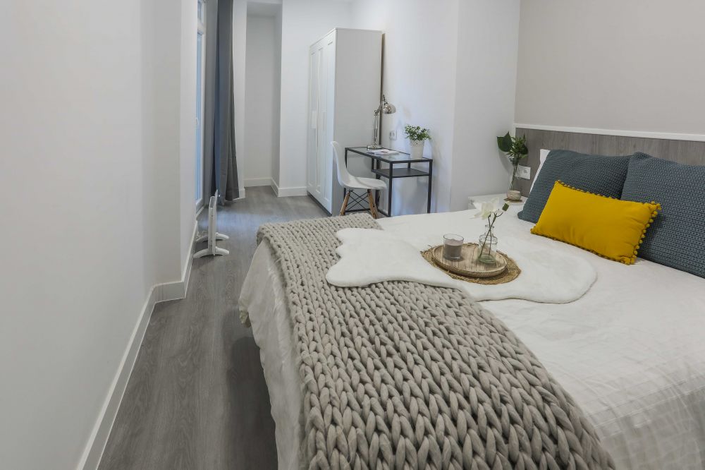 Room with double bed near the centre of Madrid