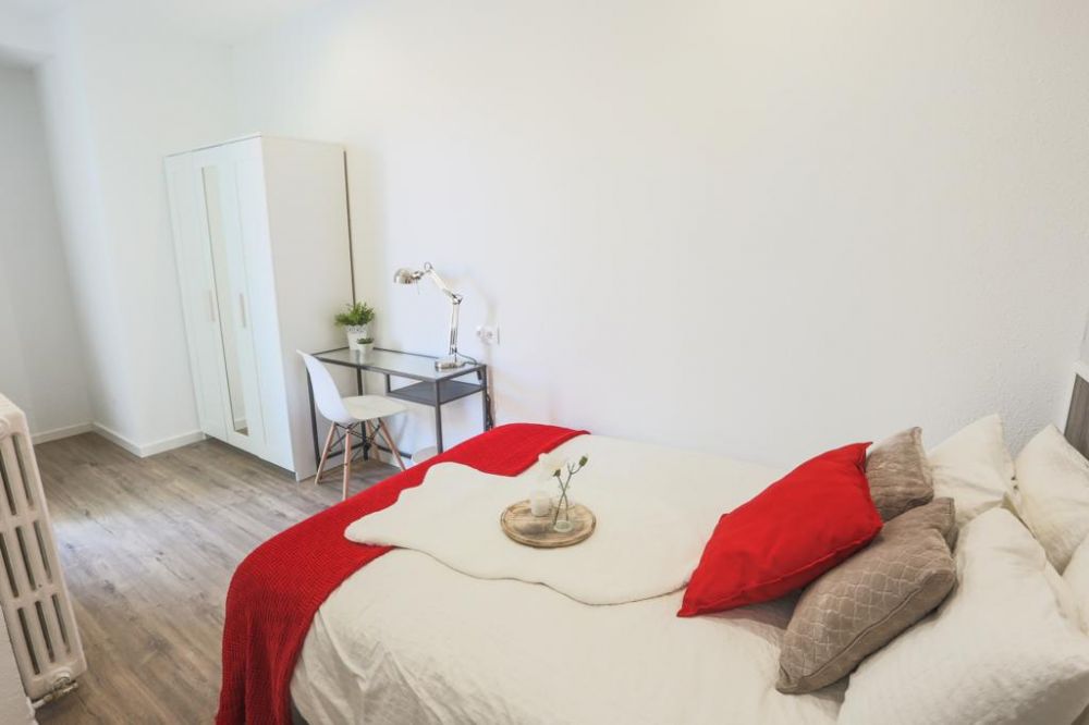 Room with terrace in calle del Ferrocarril