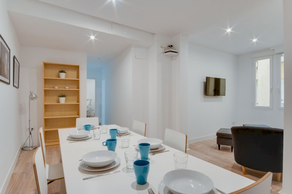 Bright room in Fernán González Street