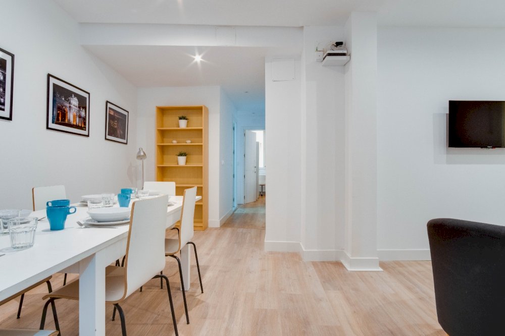 Bright room in Fernán González Street