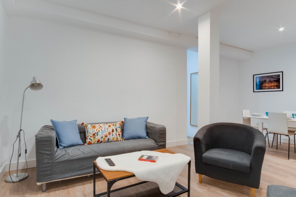 Bright room in Fernán González Street