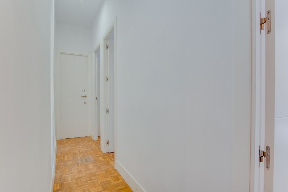 Bright room in Fernán González Street