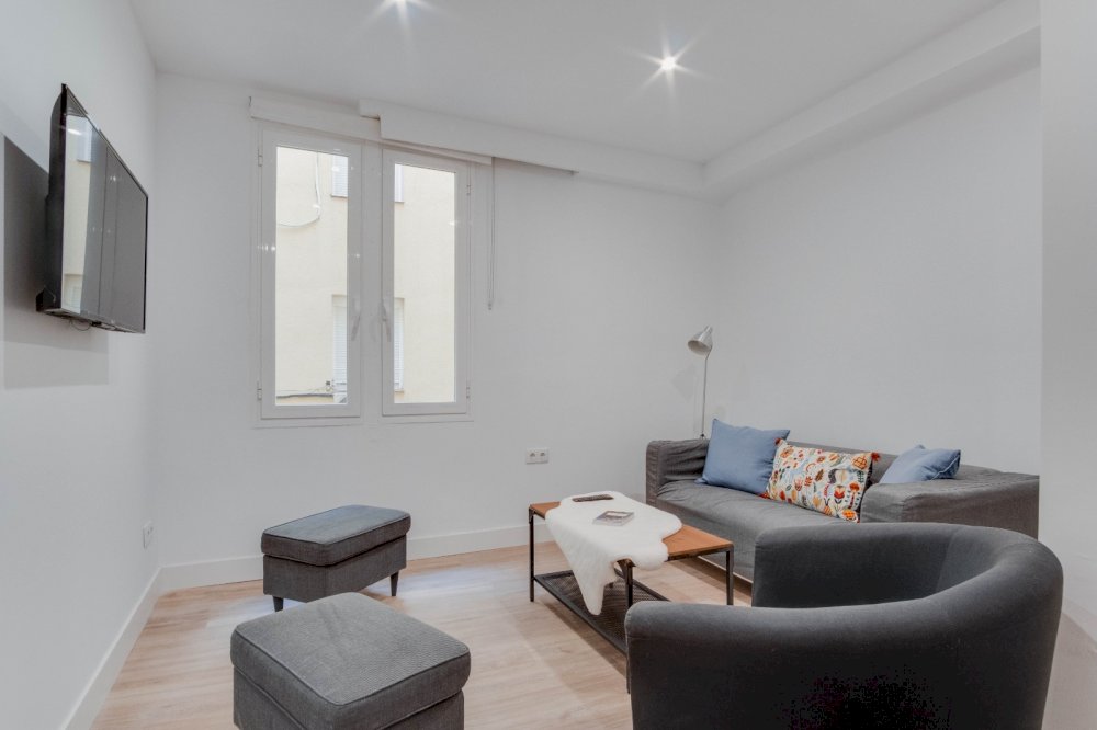 Bright room in Fernán González Street