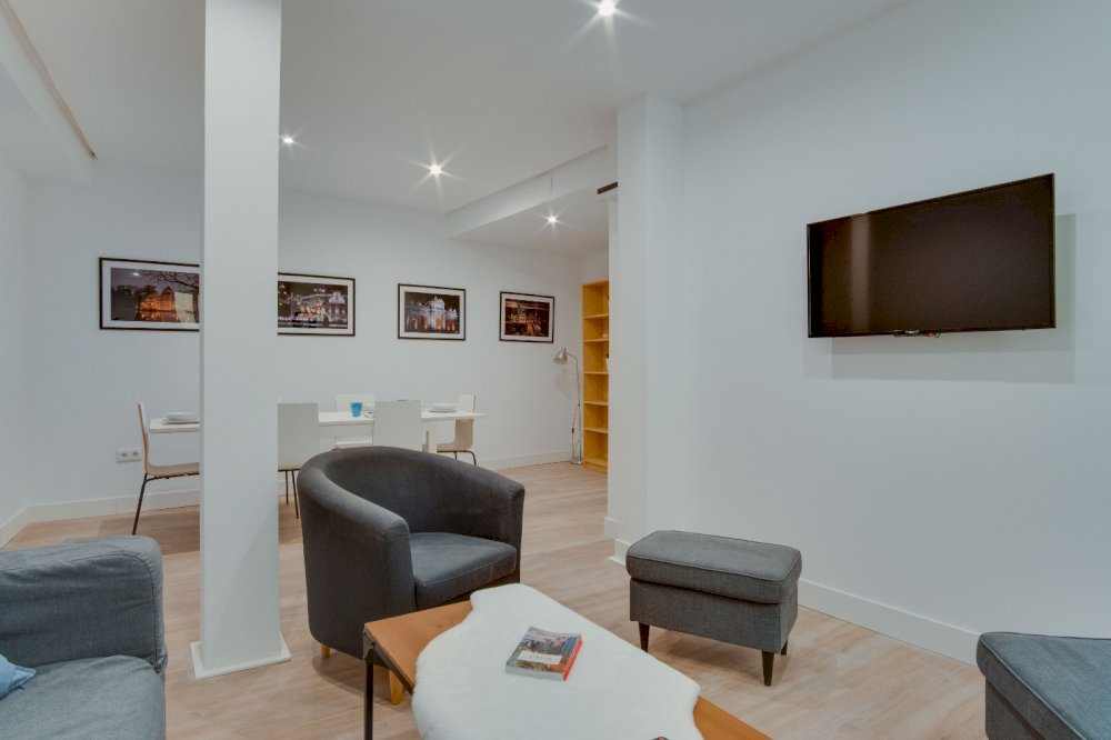 Bright room in Fernán González Street